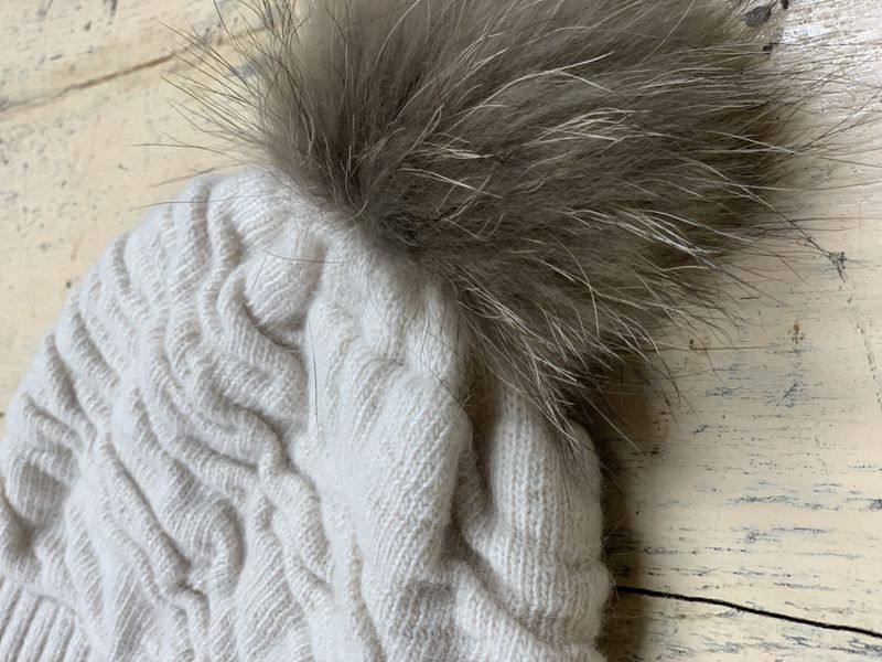 Natures Collection off-white lue med pels 50% ull